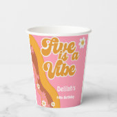 Fünf ist ein lebhafter, groovativer Retro-Vintager Pappbecher (Rückseite)