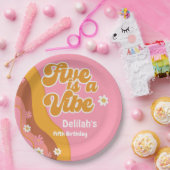 Fünf ist ein lebhafter, groovativer Retro-Vintager Pappteller (Party)