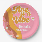 Fünf ist ein lebhafter, groovativer Retro-Vintager Pappteller (Vorderseite)