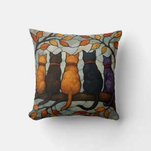 Fünf Katzen auf einem Baumzweig im Buntglasstil Kissen
