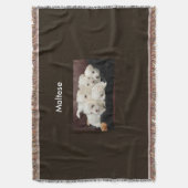 Fünf maltesische Welpen auf einem Blumengewirr Decke (Vorderseite Vertikal)