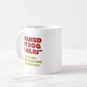 Fünf Meilen-Hundelustige Tasse (Vorderseite Links)