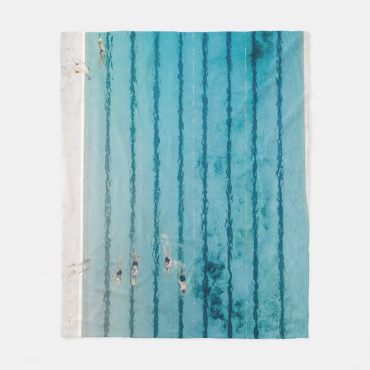Fünf Personen schwimmen im Pool Fleecedecke (Vorderseite)