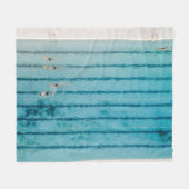 Fünf Personen schwimmen im Pool Fleecedecke (Vorderseite (Horizontal))