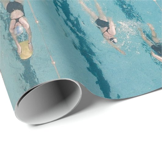 Fünf Personen schwimmen im Pool Geschenkpapier (Rolleneckpunkt)