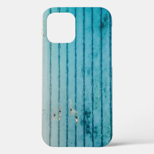Fünf Personen schwimmen im Pool iPhone 12 Hülle