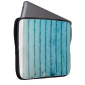 Fünf Personen schwimmen im Pool Laptopschutzhülle (Vorne Rechts)