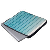 Fünf Personen schwimmen im Pool Laptopschutzhülle (Vorne Knopf)