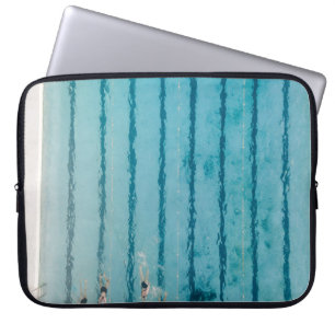 Fünf Personen schwimmen im Pool Laptopschutzhülle