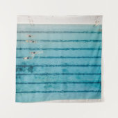 Fünf Personen schwimmen im Pool Wandteppich (Vorderseite (Horizontal))