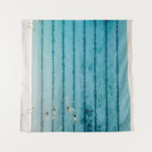 Fünf Personen schwimmen im Pool Wandteppich (Vorderseite)