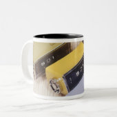 Fünf Uhren Zweifarbige Tasse (Vorderseite Links)