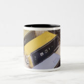Fünf Uhren Zweifarbige Tasse (Mittel)