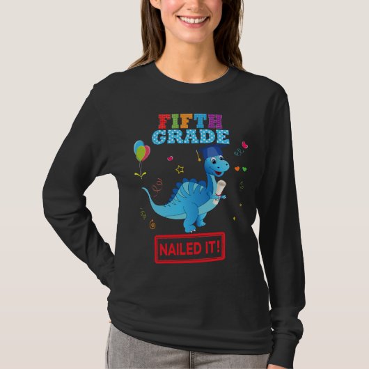 Fünfte Klasse Graduate Nails Es Niedlich Dinosauri T-Shirt (Vorderseite)