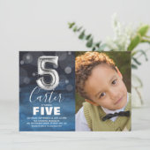 Fünfter Geburtstag Silberballon | Blaues Foto Part Einladung (Stehend Vorderseite)