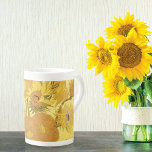 Fünfzehn Sonnenblumen Vincent van Gogh Porzellantasse<br><div class="desc">Eine schöne China-Tasse mit dem postimpressionistischen Gemälde Sunflowers (1888) von Vincent Van Gogh (1853-1890). 15 Sonnenblumen in einer Vase vor einem goldenen Hintergrund. Eines von Van Gogh's vielen Bildern von Sonnenblumen.</div>