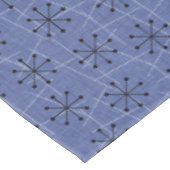 Fünfzig Blau mit schwarzen Sternexplosionen | Atom Tischdecke (Schrägansicht)