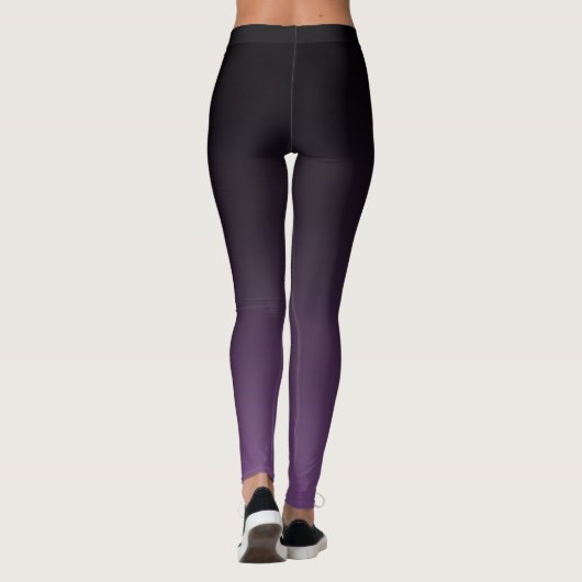 Fünfzig u. fabelhaftes Weiß auf lila u. schwarzem Leggings (Rückseite)
