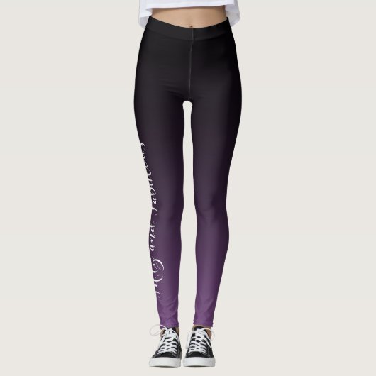 Fünfzig u. fabelhaftes Weiß auf lila u. schwarzem Leggings (Vorderseite)