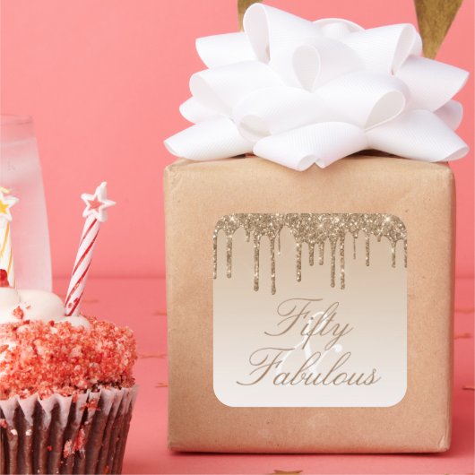 Fünfzig und fabelhaft Gold Sparkle Glitzer Tropfen Quadratischer Aufkleber (Party)