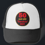 Fünfzig und immer noch Smokin heiß | 50. Geburtsta Truckerkappe<br><div class="desc">50 und immer noch Smokin Hot Hat. Ein lustiges Geschenk für jemandes 50. Geburtstag. ⭐ 99% meiner Designs in meinem Geschäft sind in Schichten gemacht. Damit können Sie die Größe und den Text der Grafik und des Textes so anpassen, dass sie perfekt zu jedem Produkt passen. ⭐ (Bitte vergewissern Sie...</div>