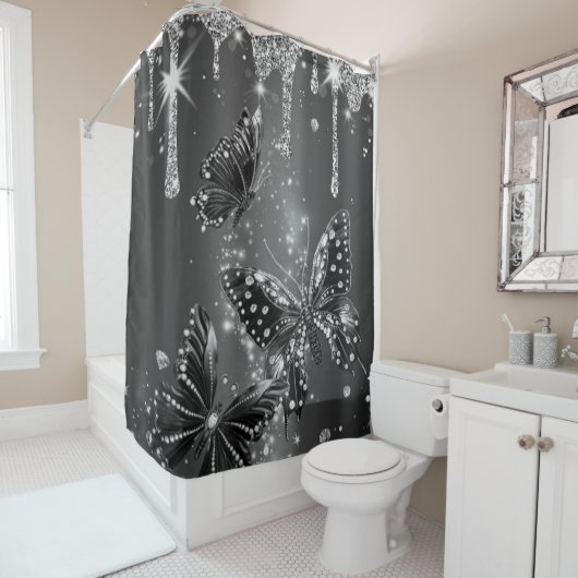 Funkellose Schmetterlinge im Silberduschvorhang Duschvorhang (Beispiel)