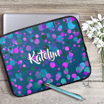 Funkelnd aquamariner blauer lila Konfetti-Punkte i Laptopschutzhülle<br><div class="desc">Funkelnd türkisblaue, lila, rosa und grüne Konfetti-Punkte auf dunklem aquamarinem Hintergrund schmücken diesen schicken, modernen individuelle Name Neopren Laptop-Ärmel. Macht jedes Mal, wenn ihr es benutzt, eine lustige und stilvolle Aussage. Dieser Laptop-Ärmel ist in drei Größen erhältlich: 15 Zoll, 13 Zoll und 10 Zoll. Ein großartiges Geschenk für einen Freund...</div>