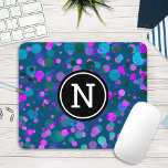 Funkelnd blaue lila Konfetti-Punkte auf aquamarine Mousepad<br><div class="desc">Funkelnd türkisblaue, lila, rosa und grüne Konfetti-Punkte auf dunklem aquamarinem Hintergrund zieren dieses schicke, moderne, monogrammatikalische Mousepad. Macht jedes Mal, wenn ihr es benutzt, eine lustige und stilvolle Aussage. Ein großartiges Geschenk für einen Freund und auch für dich! Geben Sie einfach die Initial Ihrer Wahl ein und Sie können dieses...</div>