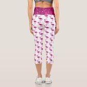Funkelnd Flamingo-Imitate in rosa Glitzern auf wei Capri Leggings (Rückseite)