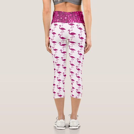 Funkelnd Flamingo-Imitate in rosa Glitzern auf wei Capri Leggings (Rückseite)