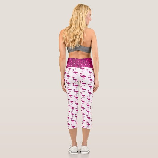Funkelnd Flamingo-Imitate in rosa Glitzern auf wei Capri Leggings (Rückseite)
