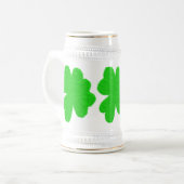 Funkelnd Kleeblatt mit Glück am St. Patrick's Day Bierglas (Vorderseite Links)