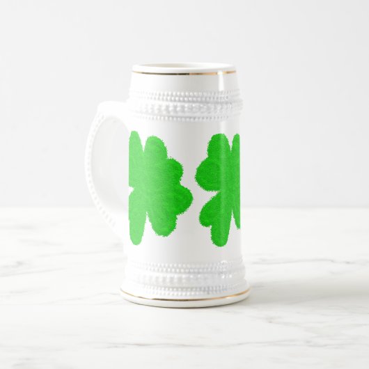 Funkelnd Kleeblatt mit Glück am St. Patrick's Day Bierglas (Vorderseite Links)