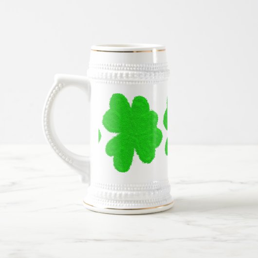 Funkelnd Kleeblatt mit Glück am St. Patrick's Day Bierglas (Links)