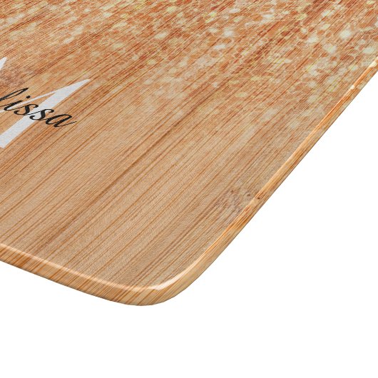 Funkelnd orangefarbener Bambusprint Monogram Schneidebrett (Ecke)