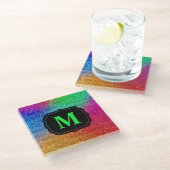 Funkelnd Rainbow-Gradient-Glitzer-Monogramm Glasuntersetzer (Schrägansicht)