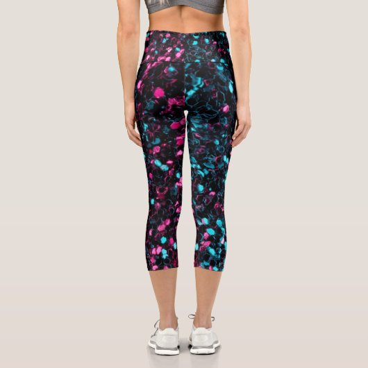 Funkelnd-rosa-blaue Mosaik-Glitzer Glitzern Capri Leggings (Rückseite)
