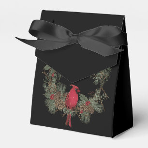 Funkelnd roter Kardinal in einem Kranz von Kiefern Geschenkschachtel