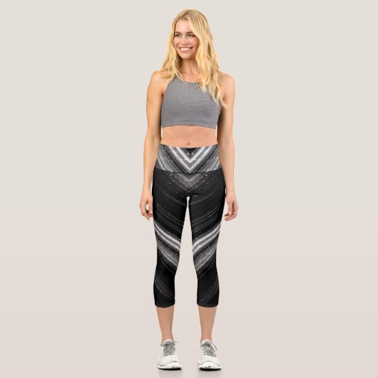 Funkelnd silberfarbene Zickzack Linien Capri Leggings (Vorderseite)