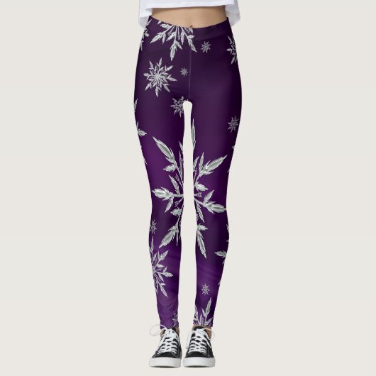 Funkelnd silberne Schneeflocken auf Lila Leggings (Vorderseite)