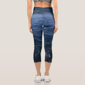 Funkelnd tiefe blaue Meereswellen Capri Leggings (Rückseite)