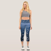 Funkelnd tiefe blaue Meereswellen Capri Leggings (Vorderseite)