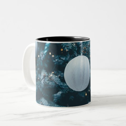 Funkelnd Weihnachtsbaum und Weihnachtsbälle Zweifarbige Tasse (Vorderseite Links)