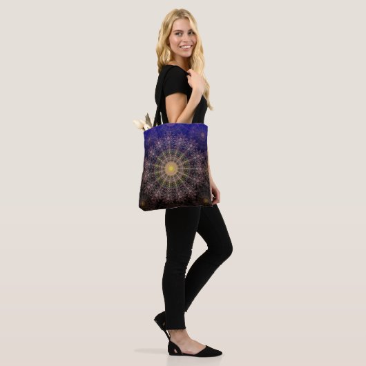 Funkelnde Blume im klaren Nachthimmel Tasche (Am Model)