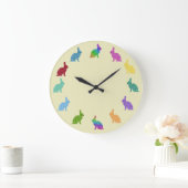 Funkelnde, farbenfrohe Kaninchenhalle Große Wanduhr (Zuhause)