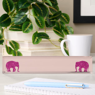 Funkelnder heißrosa Elefant mit falschen rosa Funk Namensplakette