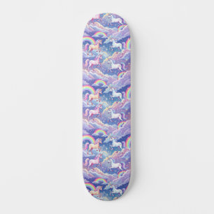Funkelnder Regenbogen und Einhörner auf Wolken Skateboard