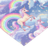 Funkelnder Regenbogen und Einhörner auf Wolken Tischdecke (Schrägansicht)
