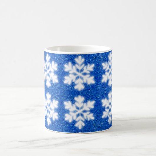 Funkelweiße Schneeflocken blauer Hintergrund Kaffeetasse (Mittel)