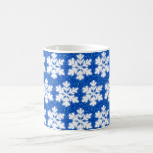 Funkelweiße Schneeflocken blauer Hintergrund Kaffeetasse (Mittel)